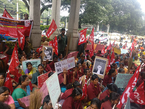 ಪೌರ ಕಾರ್ಮಿಕ ಮಹಿಳೆಯರ ಮೇಲೆ ಲೈಂಗಿಕ ಕಿರುಕುಳ ಖಂಡಿಸಿ ಪ್ರತಿಭಟನೆ